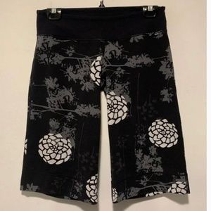 Lululemon Clam Digger Crops Logo RARE Flower Print Size M